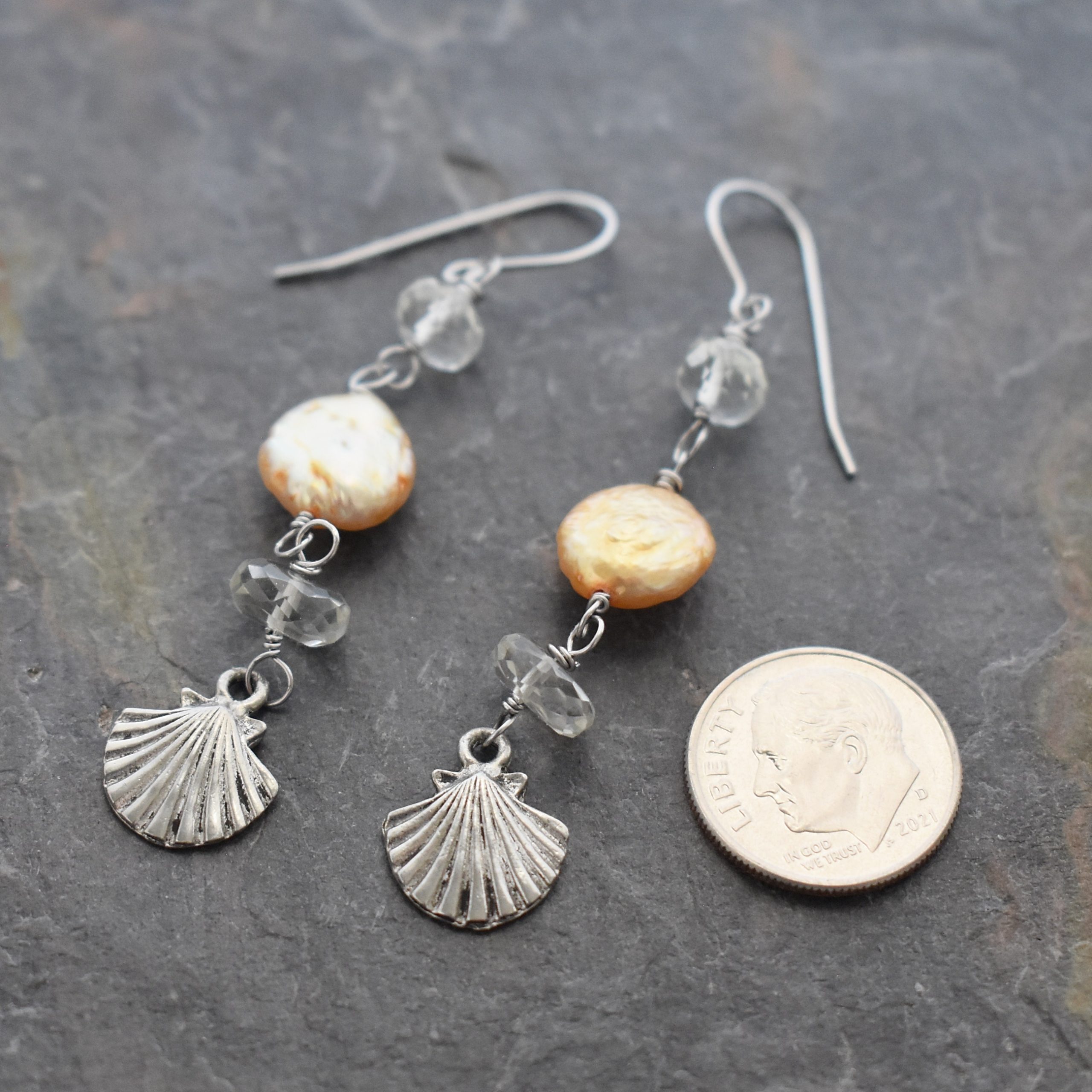 Ssallop shell green amethyst, coin pearl earrings (4)